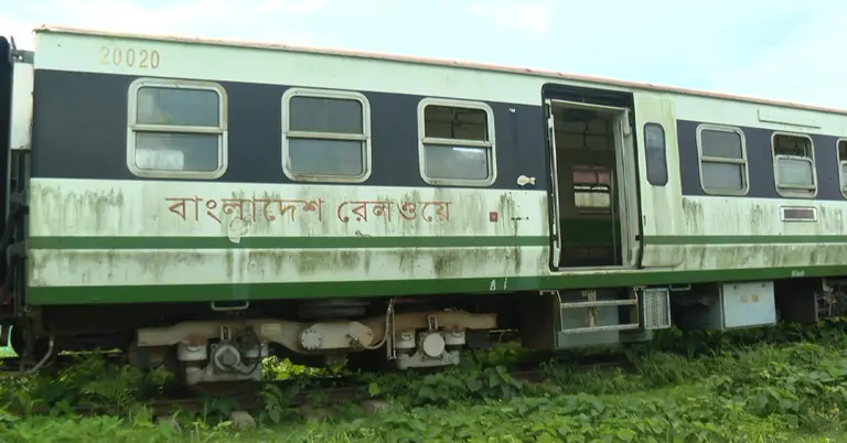 বিকল হয়ে পড়ে আছে ডেমো ট্রেন